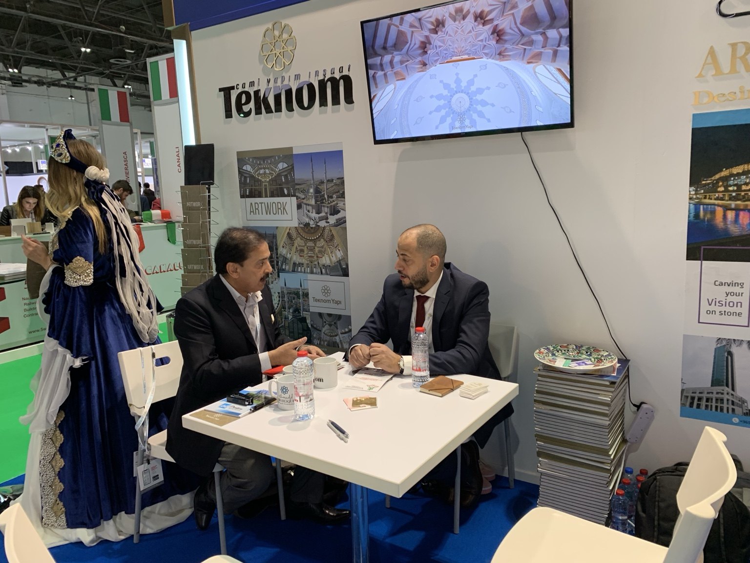 Teknom Yapı standında fuar tanıtımı ve görüşmeler