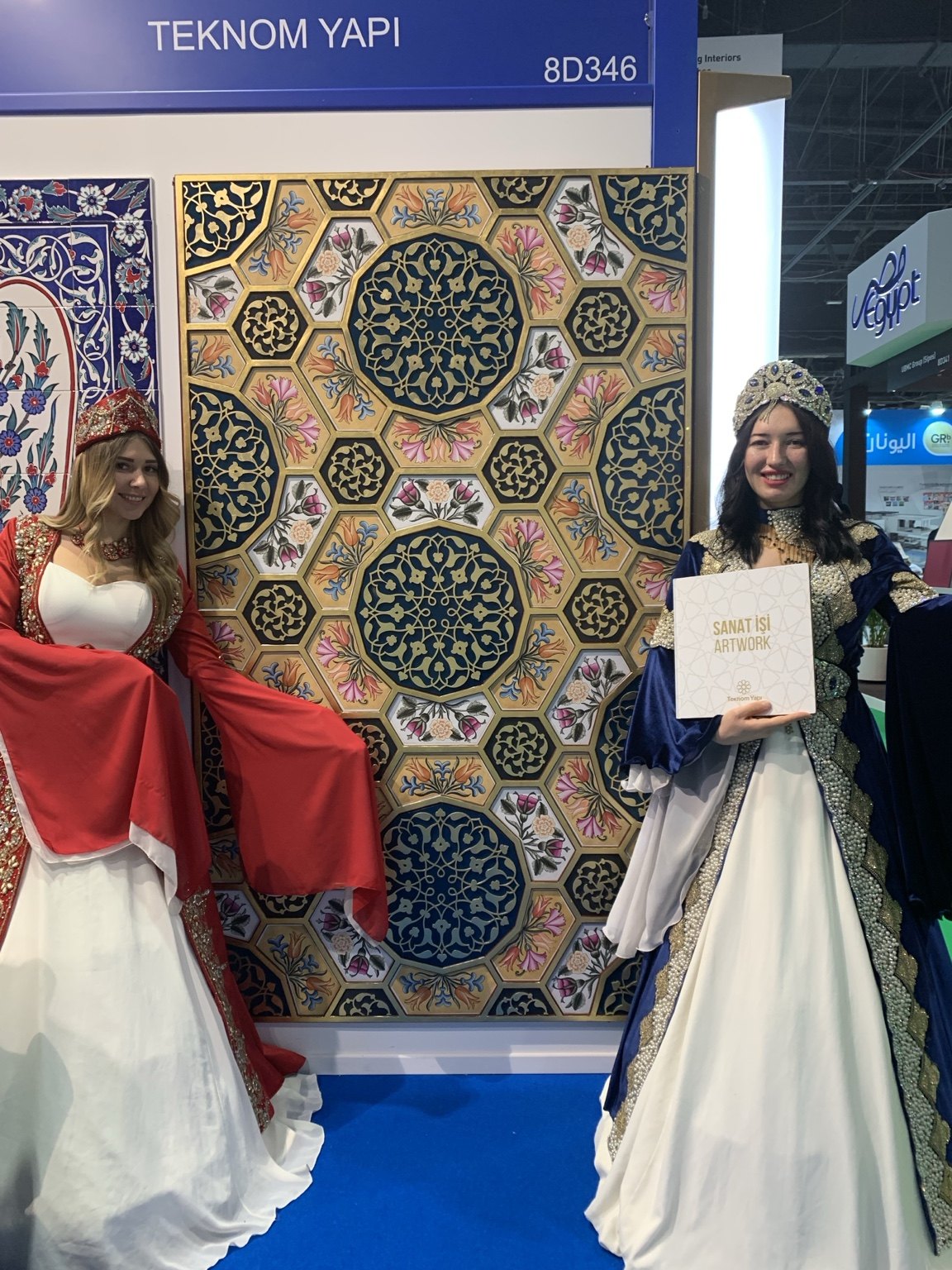 Dubai The Big 5 standında sergilenen Türk sanatları panosu