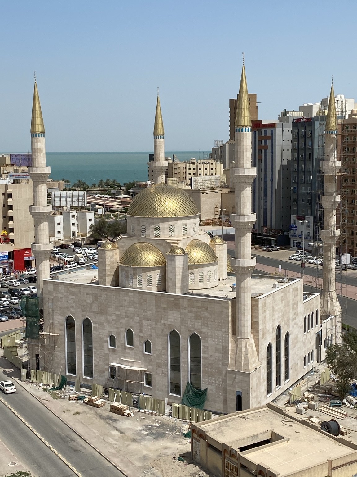 Kuveyt sahilindeki Altın Cami ve minareleri