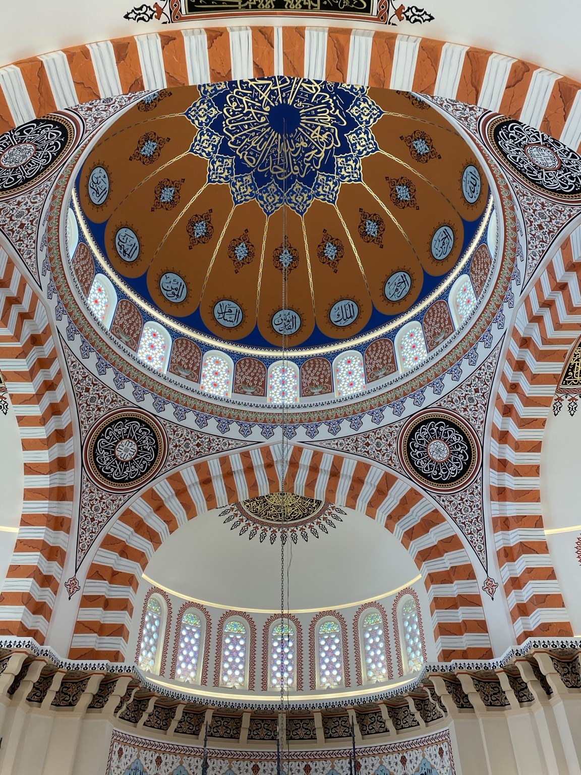 Kuveyt Altın Cami'nin süslemeli ana kubbesi