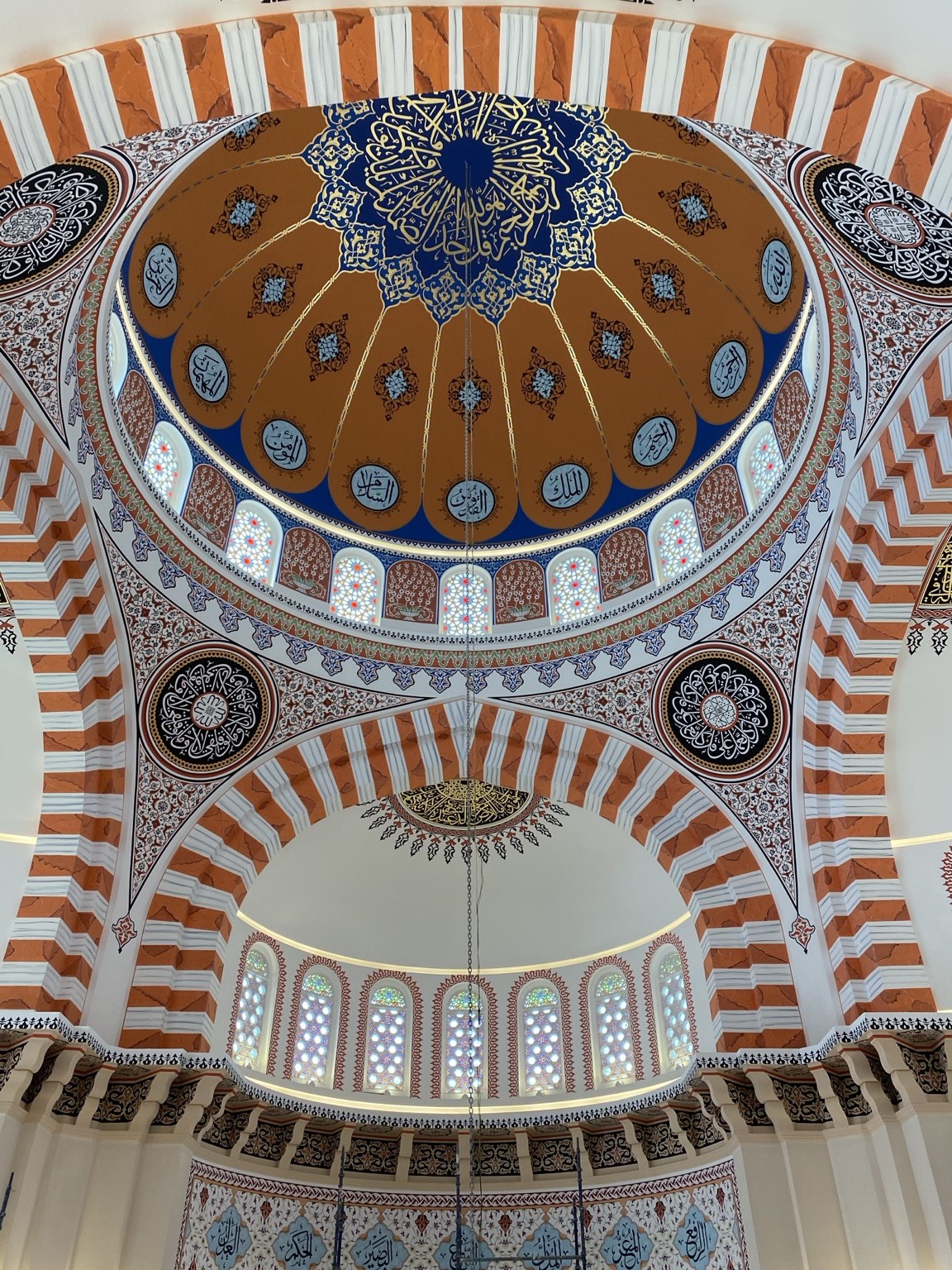 Altın Cami'nin mavi ve altın renkli kubbe süslemeleri