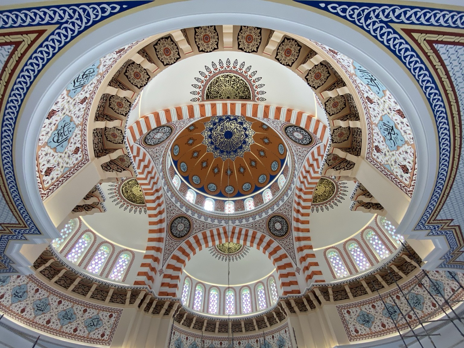 Altın Cami kubbesinin geniş açıdan görünümü