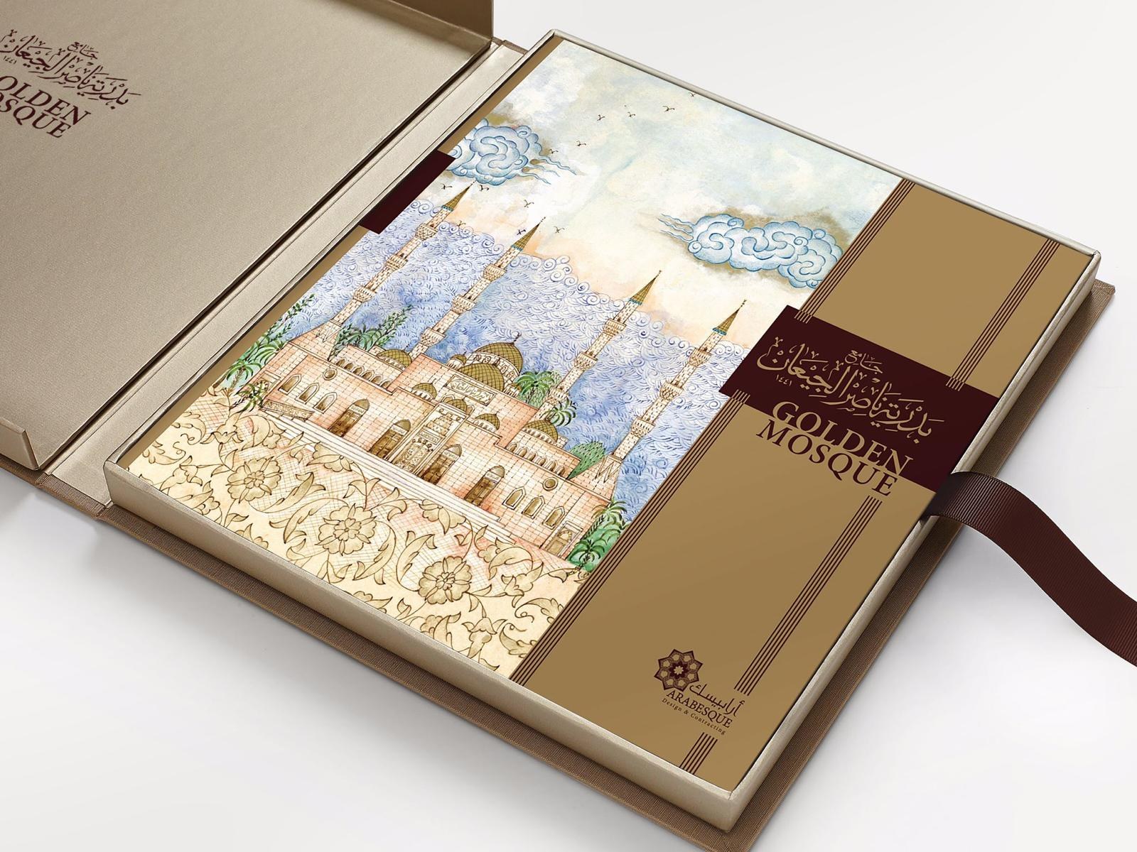 Golden Mosque adı ve cami illüstrasyonu bulunan proje sunum dosyasının açık kutu sunumu