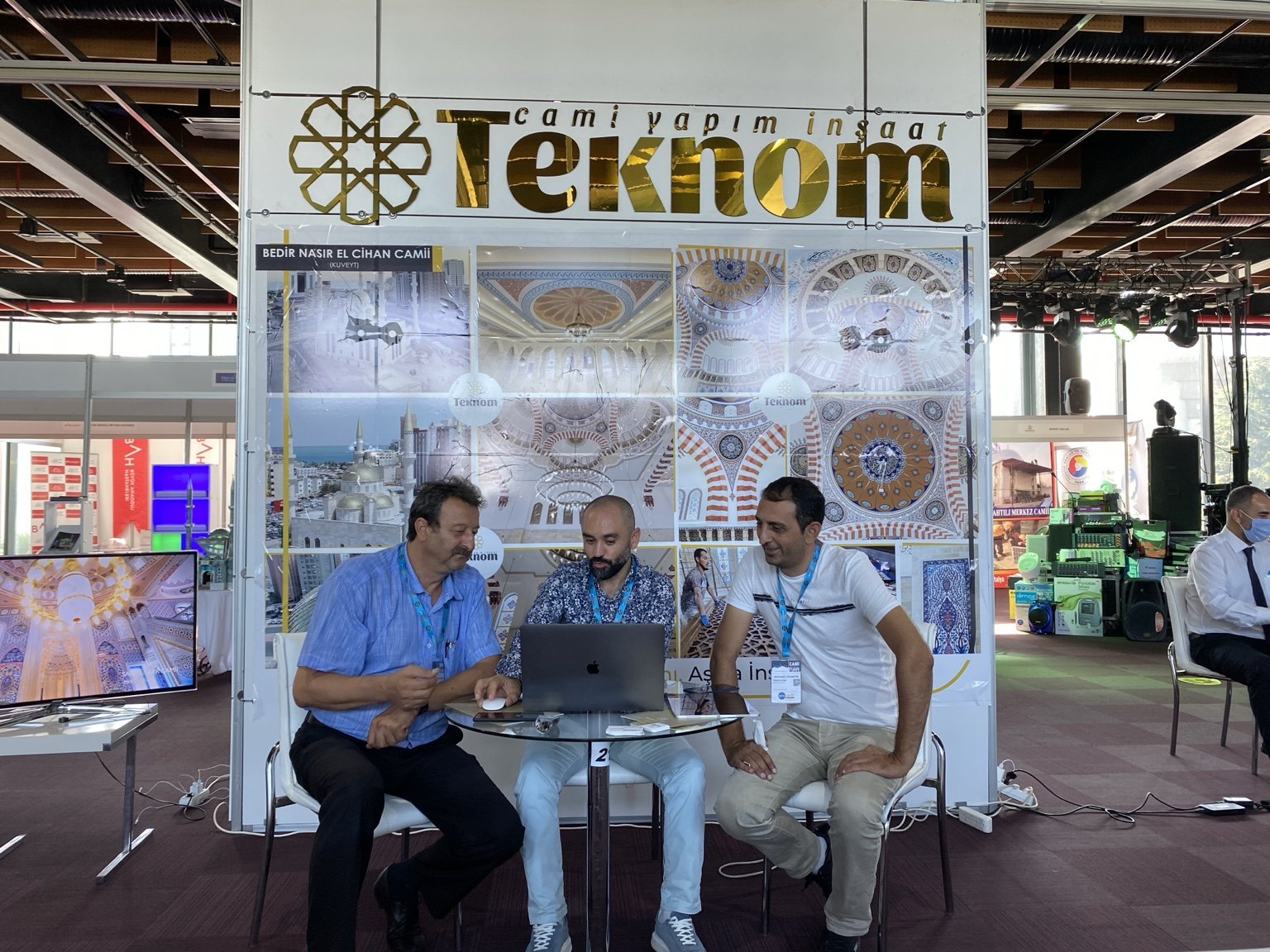 Teknom Yapı standında proje kataloğu üzerine görüşme